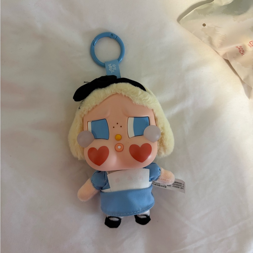 Popmart crybaby crying again- she’s alice